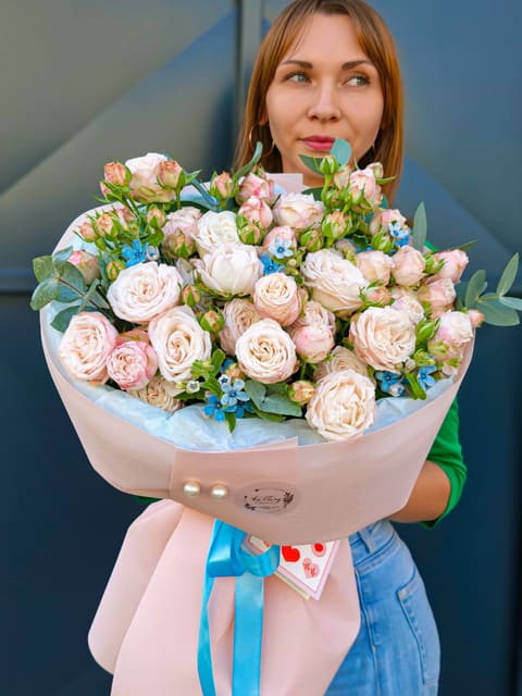 Blue Sky Blush 💙🌸 — Kvetiny s laskou