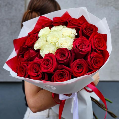 Crimson and Ivory ️🤍️ — Kvetiny s laskou