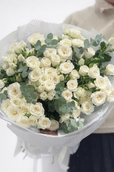Trsové bílé růže — Milianna Flowers