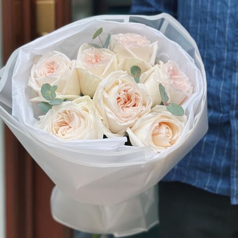 🦢 7 White Roses + Eucalyptus — Nomad Flowers