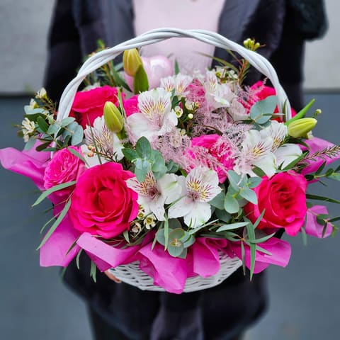 Tender Bloom Basket — Kvetiny s laskou