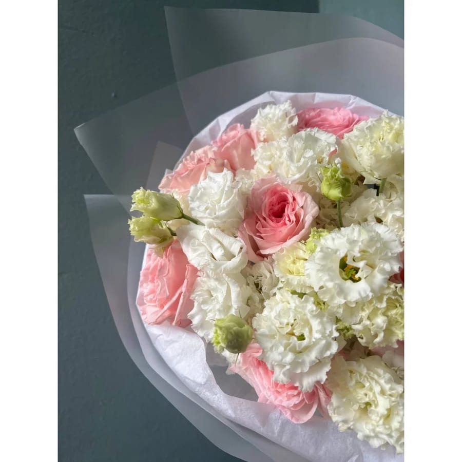7 Peony roses with 5 Eustoma