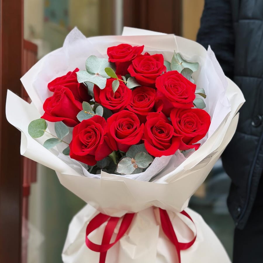 ♥️ 11 Red Roses + Eucalyptus