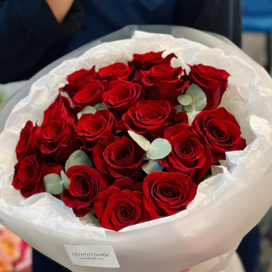 ♥️ 19 Red Roses + Eucalyptus