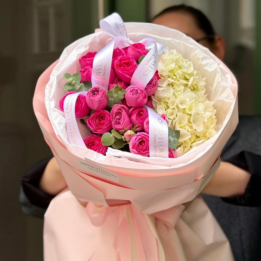 🩷 Spray Roses + Hydrangea